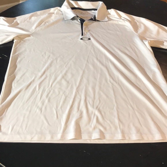 Oakley Other - Like New Men’s Large Oakley Reg Fit White Shirt 👍